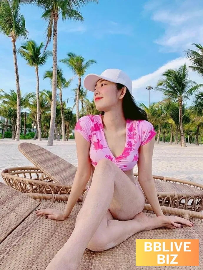 Lê Huỳnh Thúy Ngân Diện Bikini Kín Nhưng Vẫn Quyến Rũ Hình 2