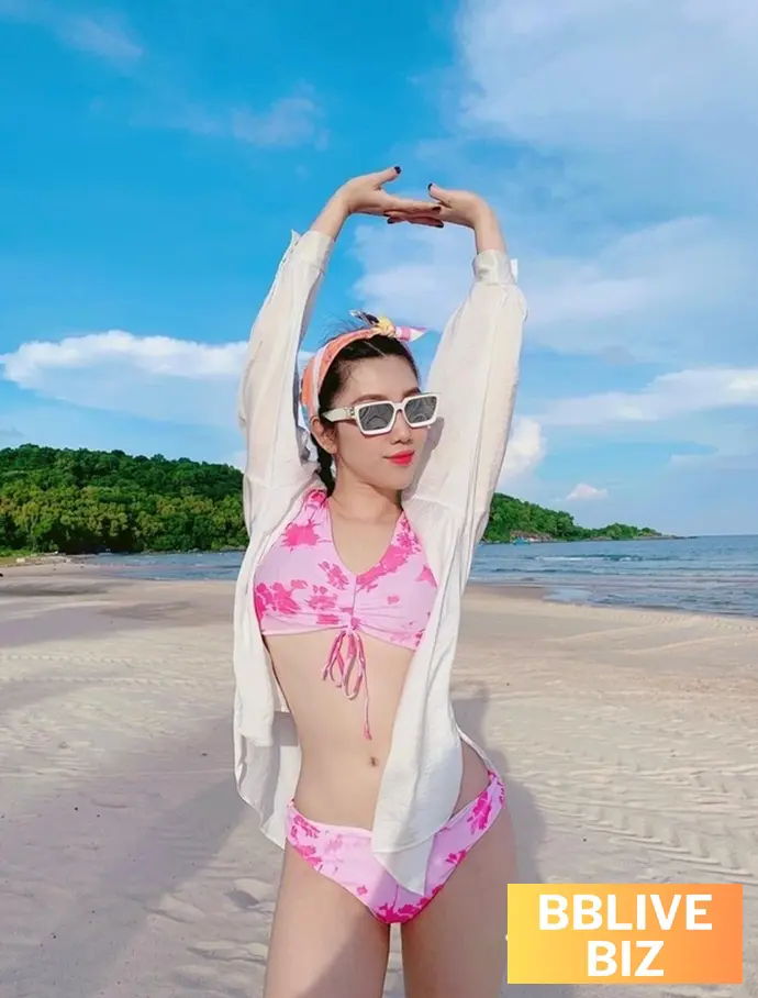 Lê Huỳnh Thúy Ngân Diện Bikini Kín Nhưng Vẫn Quyến Rũ Hình 9